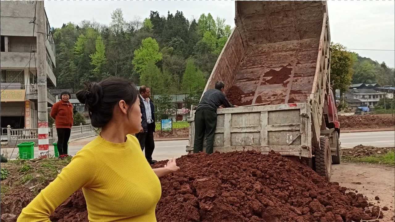 耕种离不开土壤,很平常的土运输过来,变得十分珍贵