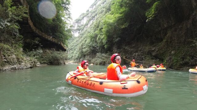 贵阳南江大峡谷漂流,全程峡谷河道美景相伴,老少可玩,有惊无险