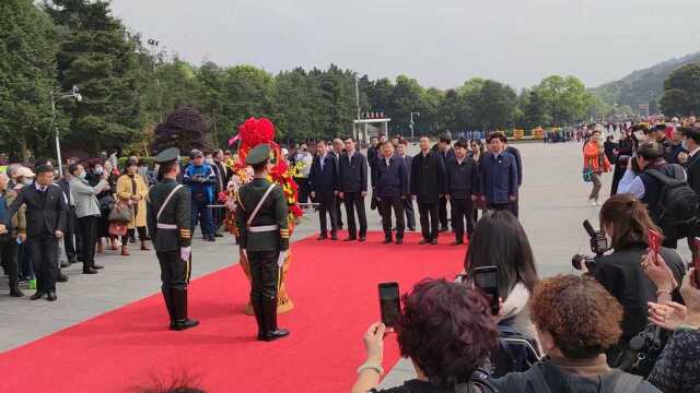 湖南韶山冲领袖铜像广场发生的动人场面,内心很震撼,吸引在场所有人目光!