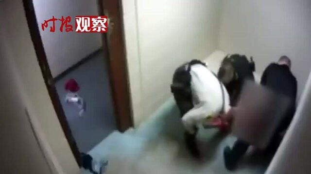 黑人妇女被侮辱视频全美震惊!民众喊话:男警察“一丝不挂”道歉