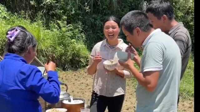 夫妻俩在家手工磨豆腐浆,做一道硬菜豆腐渣包鱼,去农田一家人吃