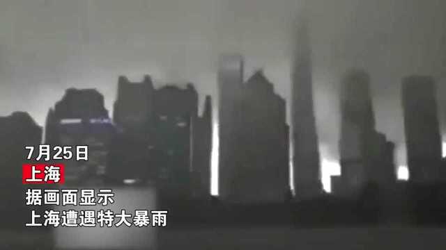 上海遇特大暴雨,乌云笼罩雨水倾泻,城市天空黑压压看着吓人