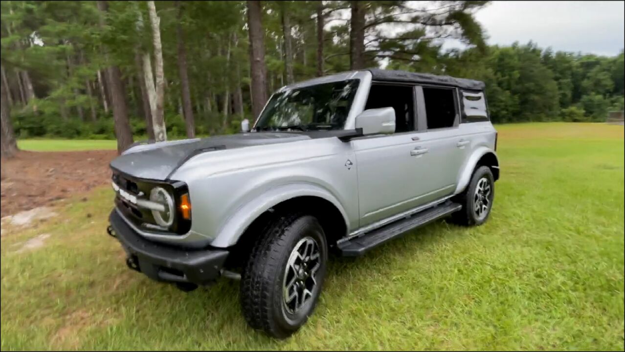 2021年福特野马4门先进4x4外部银色软顶