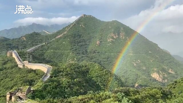 实拍北京八达岭长城冰雹后现彩虹 彩虹与长城互相映衬绝美如画