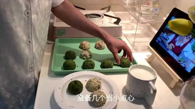 独居日记日常vlog:喜欢一个人下班,自己做个冰淇淋甜品,配一杯牛奶,一个人窝在房间,看一场电影,安安静静地#独居日记