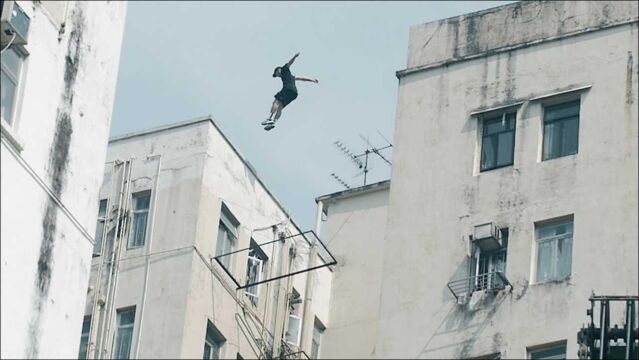 高空跑酷!跑酷天团飞跃楼顶,高危动作触目惊心