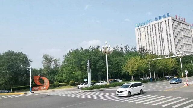 公交车上实拍河北沧州街景,绿化率非常高,超过很多北方城市