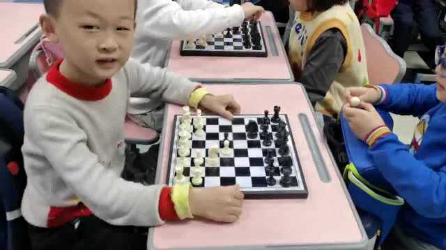 开学一个多月,小一生过得怎么样?上海棋院实验小学不比学习,比比视力和棋艺……