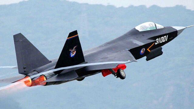 J31“抄”F35的技术?看中国崛起这么快,又戳痛了美国人的神经