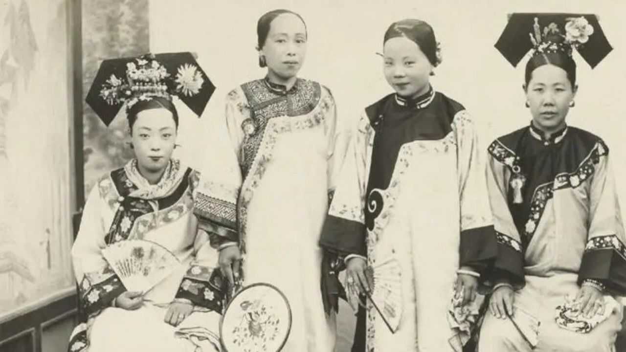 清末旧影:穷人找虱子,宫女晒被子,1900年的天安门见证沧桑