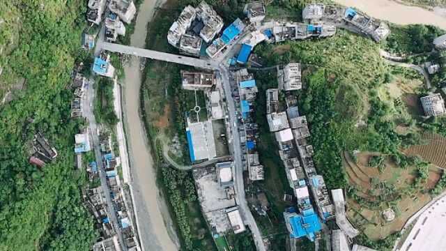 水帘峡山泉秀美,奇石嶙峋,桃花水母飘游池中