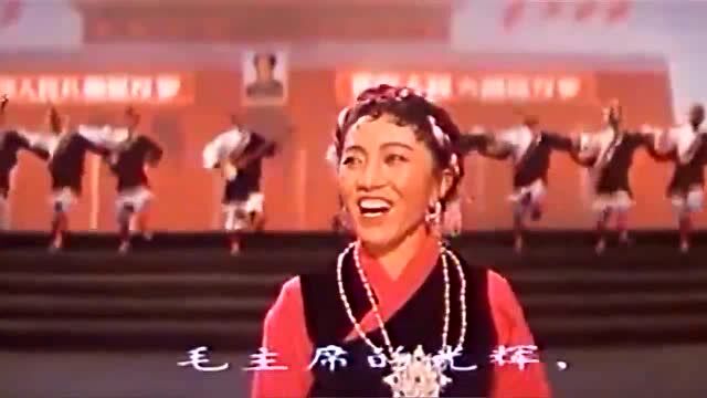 1965年,才旦卓玛在北京人民大会堂演唱:《毛主席的光辉》