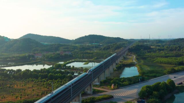 航拍高速铁路 火车高铁和谐号动车快速飞驰行驶穿梭