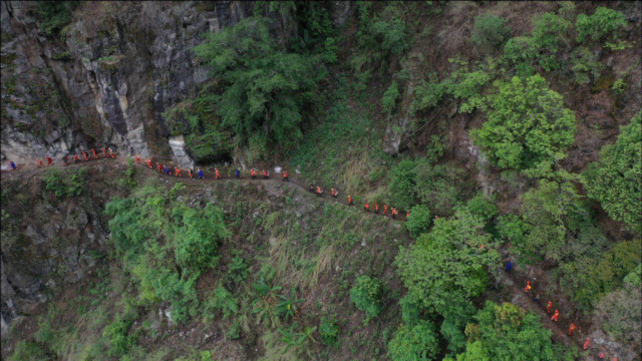 苍山失联人员下山画面曝光 相互搀扶前行