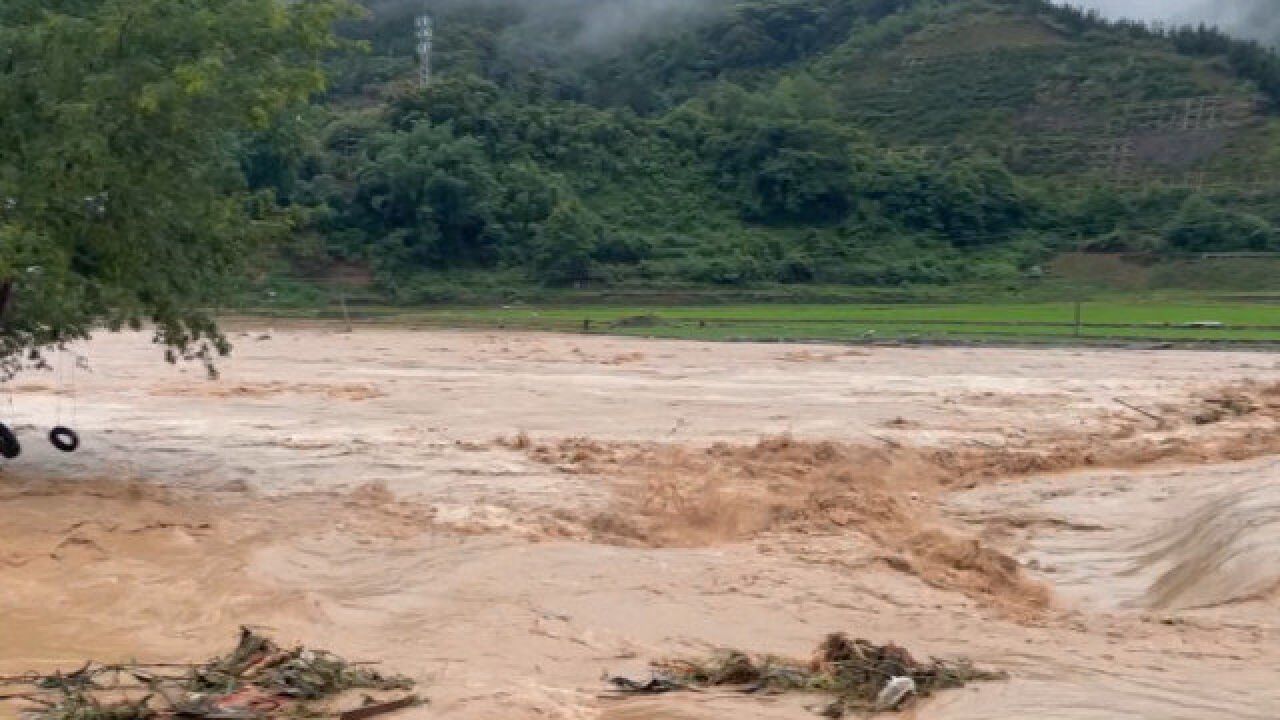 广西百色乐业县遭遇近40年以来最大洪水,农房垮塌致1人死亡