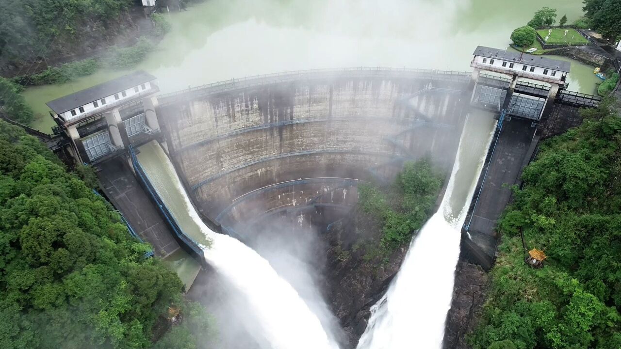 水如白练飞流直下!受持续强降水影响,乳源泉水水库开闸泄洪