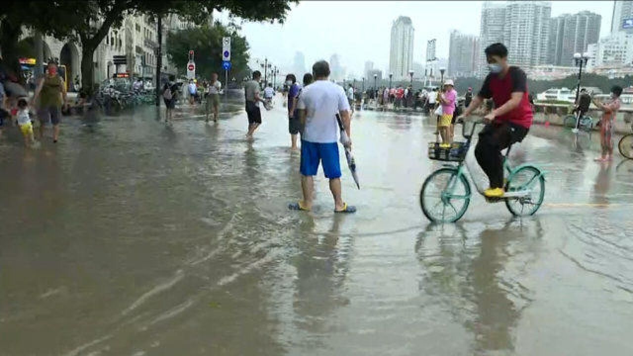 珠江潮位超百年一遇,洪水侵入广州城区 市民踩水出行