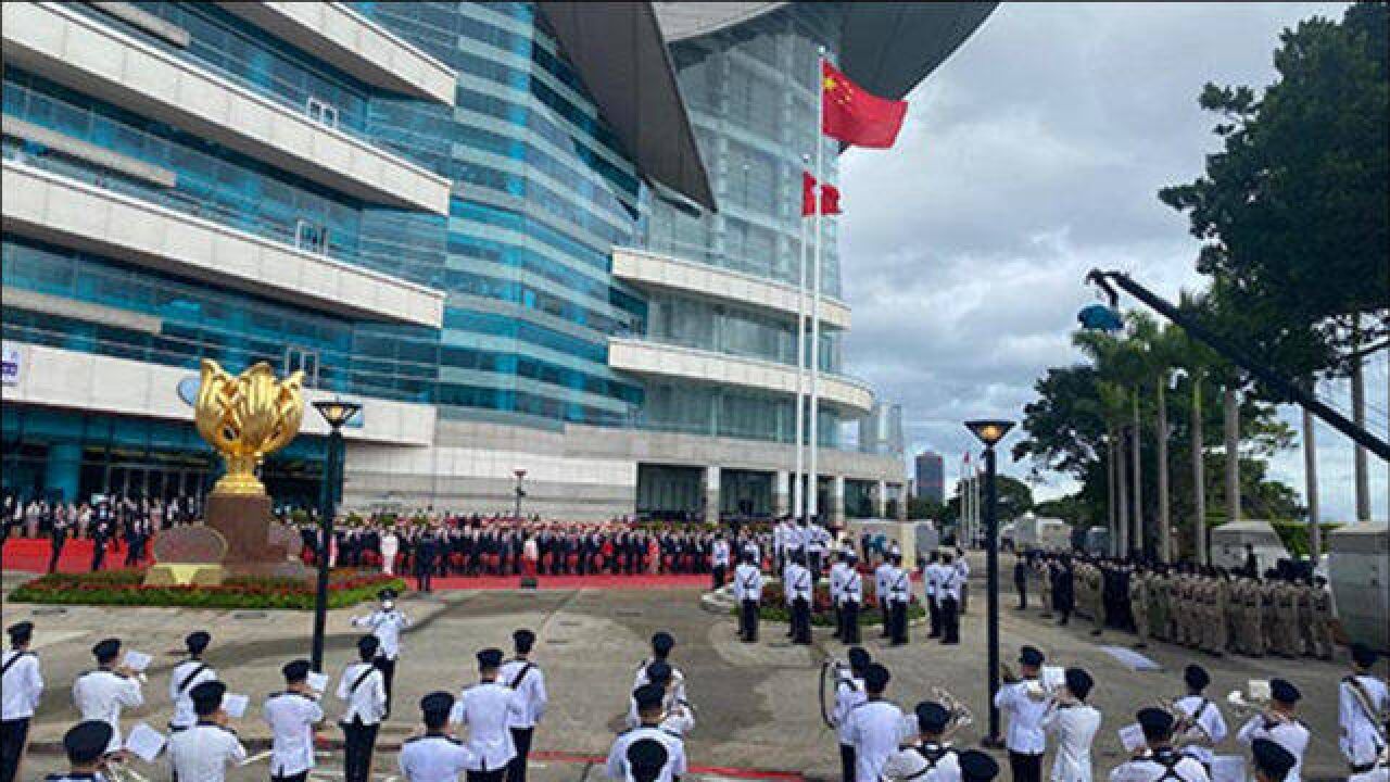 现场!香港举行升旗仪式:直升机挂国旗区旗飞过维多利亚港