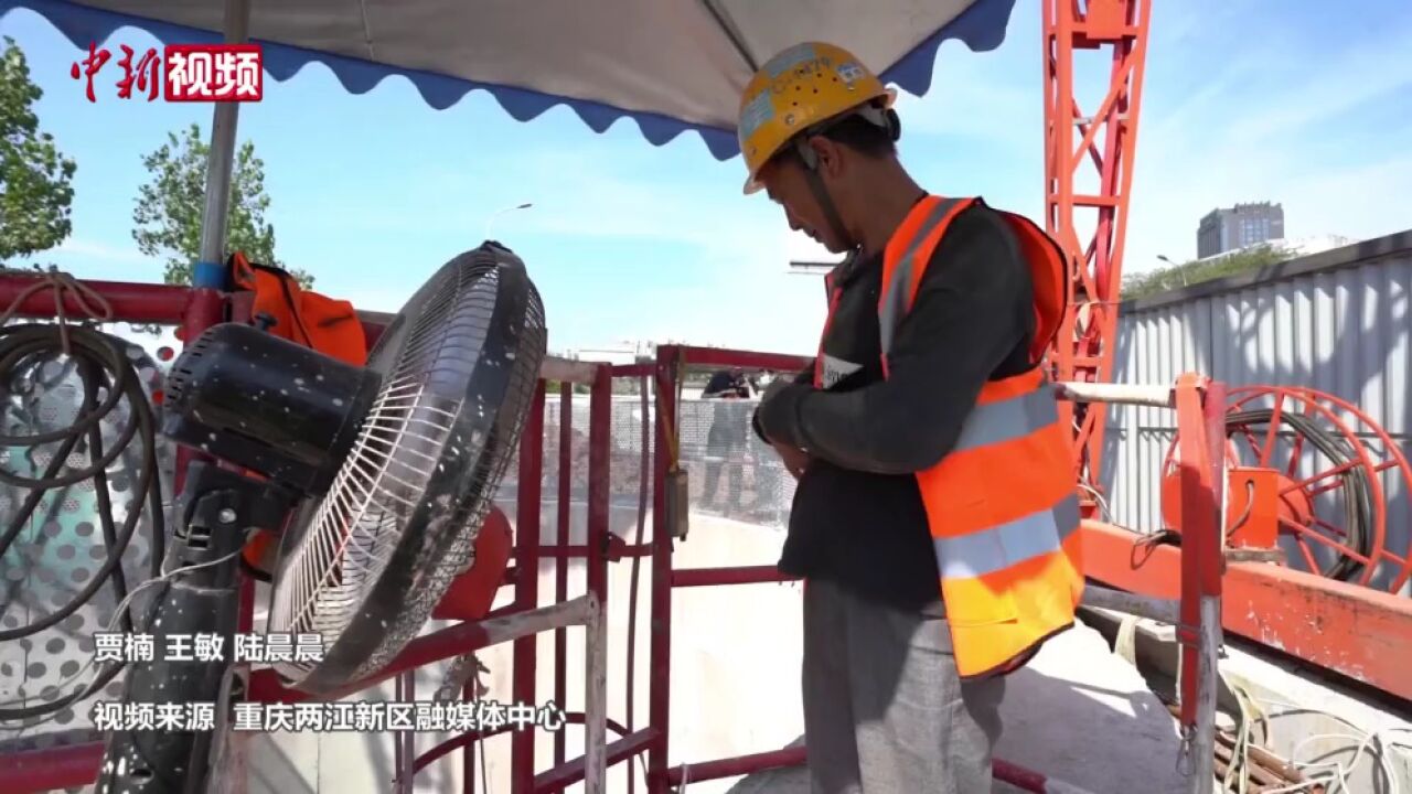 高温下的“建设者”:50℃的坚守只为城市更美好