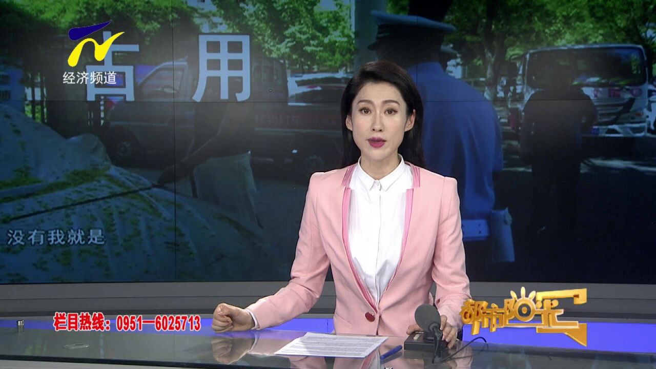 【鸿胜出警】私家车长时占用临停泊位 树胶落满窗 灰尘盖车顶