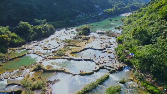 这里是柳州的后花园,休闲避暑好去处,清凉的地下河水从山间奔流而出