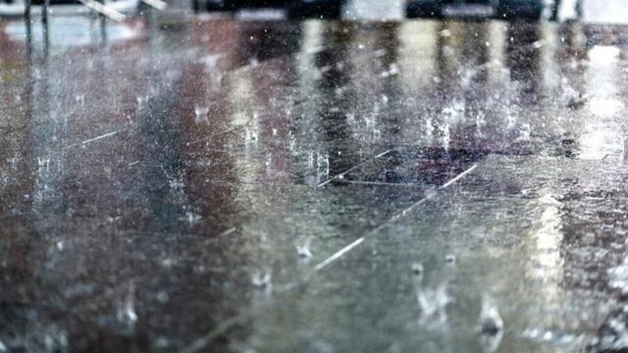 三亚发布暴雨红警:受台风影响3小时内降雨量接近100毫米