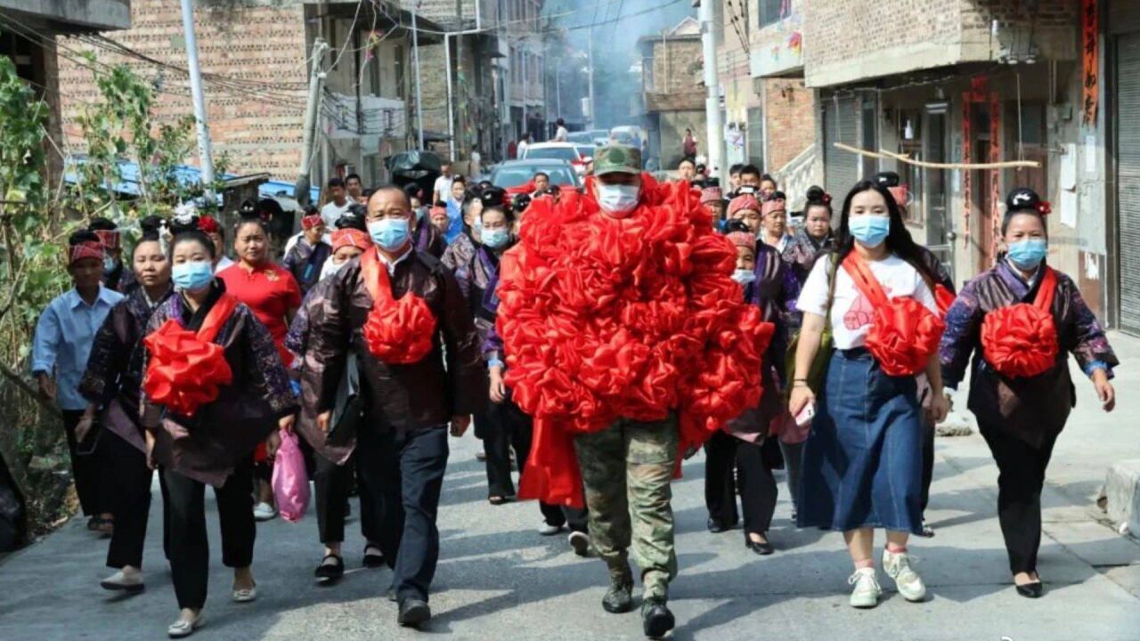 送你一朵大红花!新兵入伍被村民裹满大红花