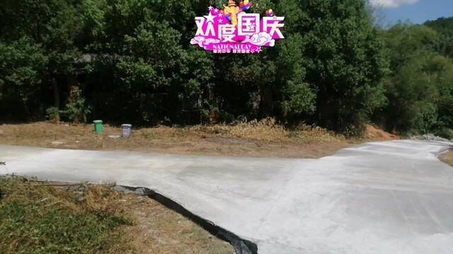 我家住在美丽的小山村