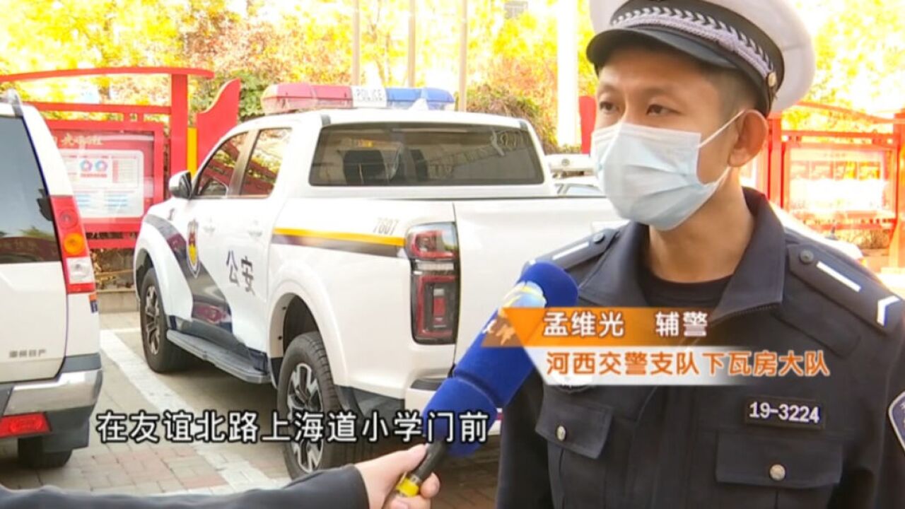 执勤交警追公交?原是小朋友“书包落在车上了”!