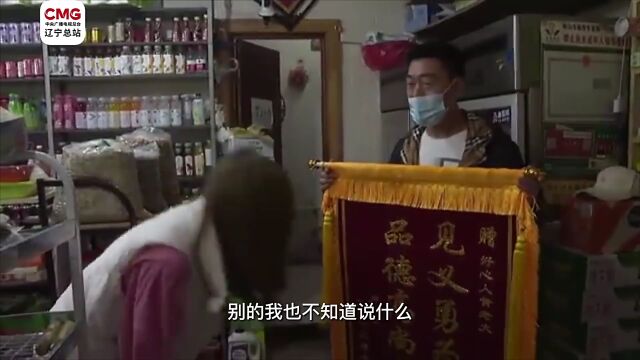 辽宁海城|市民“飞檐走壁”救下被卡阳台防护栏幼童