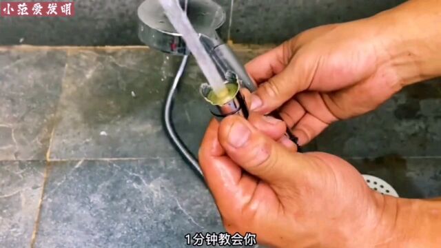 家里花洒坏了不要慌!只需一招轻松搞定!不要急着划走技多不压身