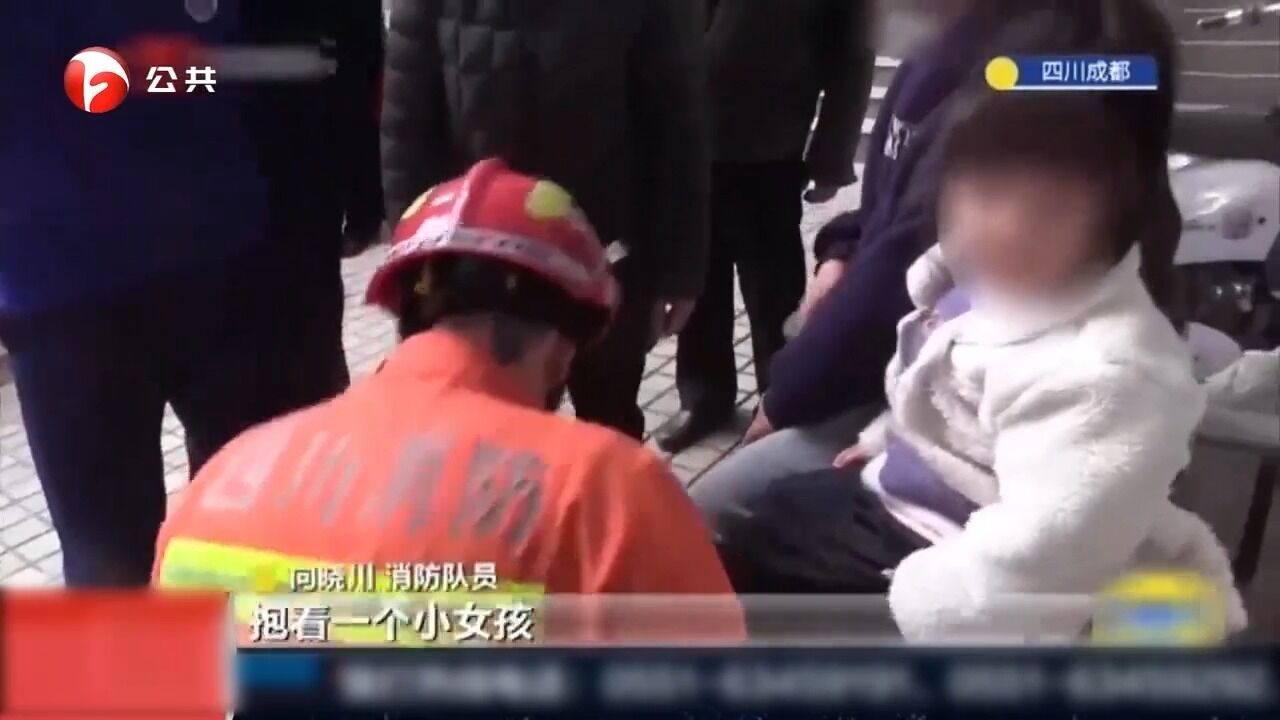 4岁女童穿妈妈高跟鞋,小脚与大鞋粘住了