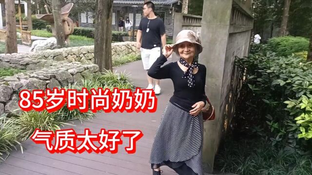 成都85岁网红婆婆人老心态不老,走路好有气质,真是老来俏