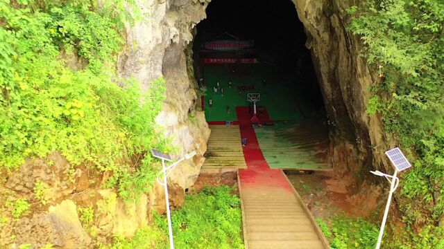 贵州毕节一山村,村民集资修建了个标准篮球场,圆了孩子的篮球梦!#毕节dou是好风光 #旅行大玩家