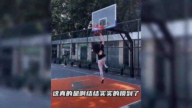 广州1米64篮球女孩 跳起后可摸篮板 超远投篮/1v1技术皆进化