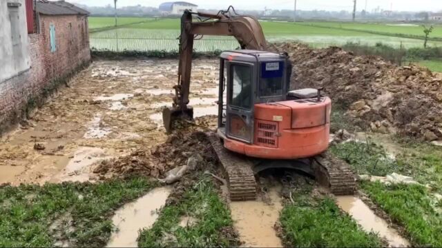 在滋滋冒水的淤泥地里面建房打地基还真有人这么干,真是大开眼界