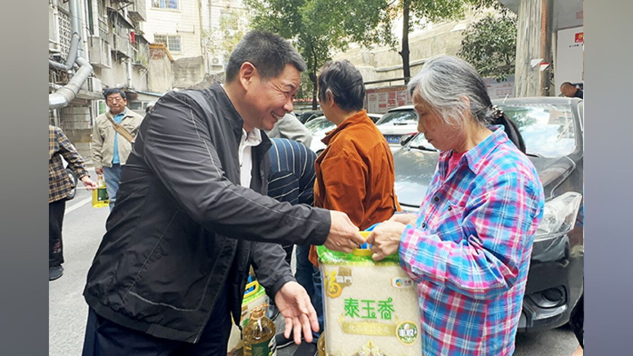 情暖重阳 他们用实际行动关怀老年人