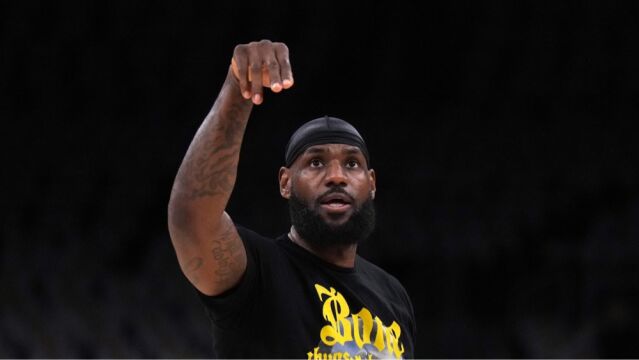 里程悲！詹姆斯40+10+9创八大记录：队史第二+历史最老40+球员