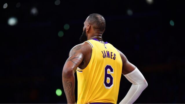 详解詹姆斯退役流言：本人亲承考虑退役！名记解读施压湖人交易欧文！与布朗尼父子同台还未实现！