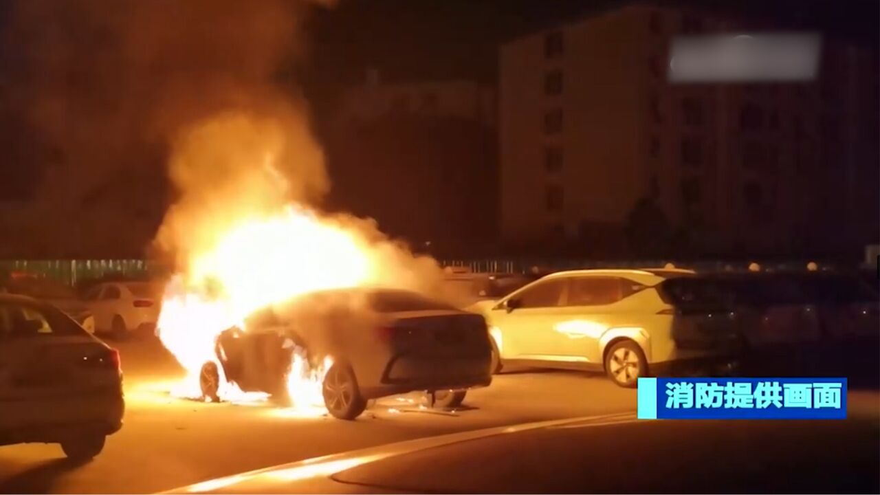 山西太原:电动汽车自燃起火,消防员紧急扑救