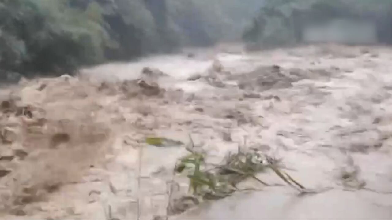 安徽歙县:强降雨导致山洪泥石流突发