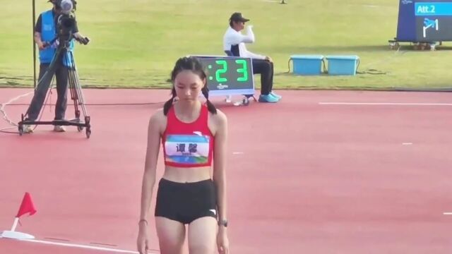 北京高三女孩学青运会跳高夺冠!