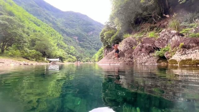 #仙居 #溯溪 夏季玩水的好去处,忘却烦恼的地方,带来好运的地方,谢谢演员哥哥#一起来玩水 #演员张鹏 #笑的使者张鹏