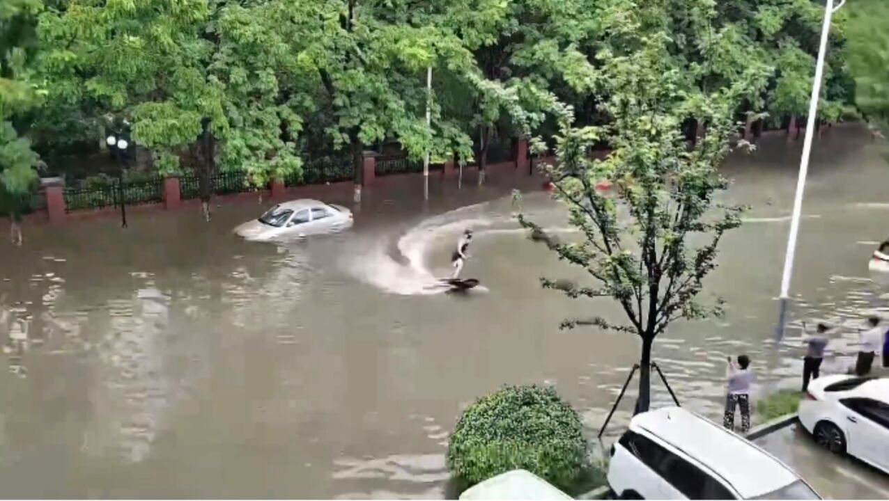 无锡一男子暴雨后驾驶动力冲浪板上班:水深1.2米,导航绕路太远