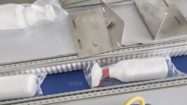 带液体喷雾瓶包装机 双重套袋PE尼龙膜枕式包装机 瓶子自动套袋机 塑料瓶包装机械