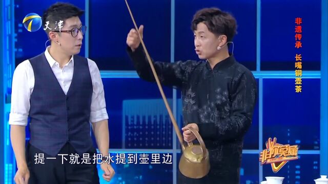 曾小龙演示跳着倒茶,三位企业家体验感慨太难