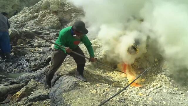 硫磺是如何采摘的?来之不易的天然火山口硫磺