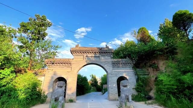 洞林寺座落在荥阳贾峪镇,始建于东汉末年,至今已有1800多年的历史,与少林寺、竹林寺并称为天中三林,占地近200亩.