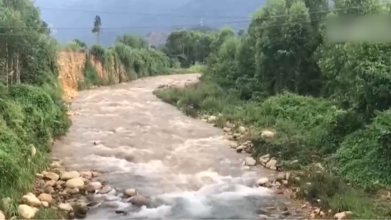 广西富川:上游水位因降雨暴涨,5分钟劝离玩水群众