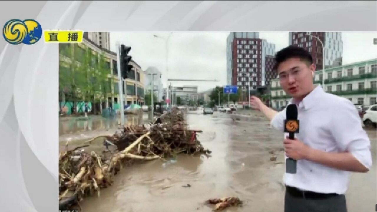 直击北京门头沟市区:洪水过后电动车杂物等堆积街头